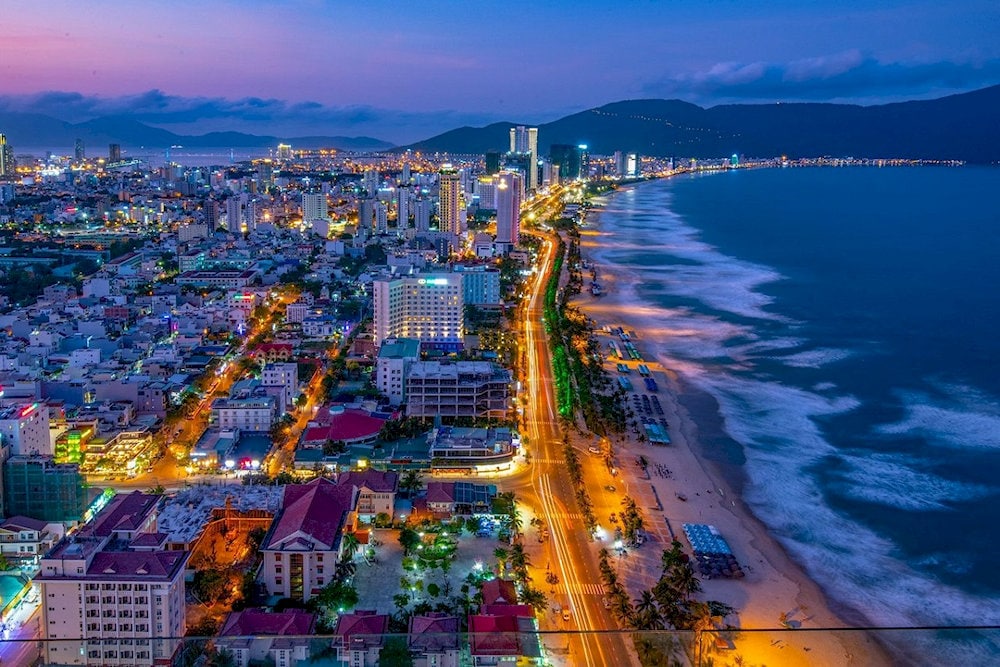 Bờ biển Mỹ Khê dài gần 1km với bãi cát rộng và sóng biển nhẹ nhàng